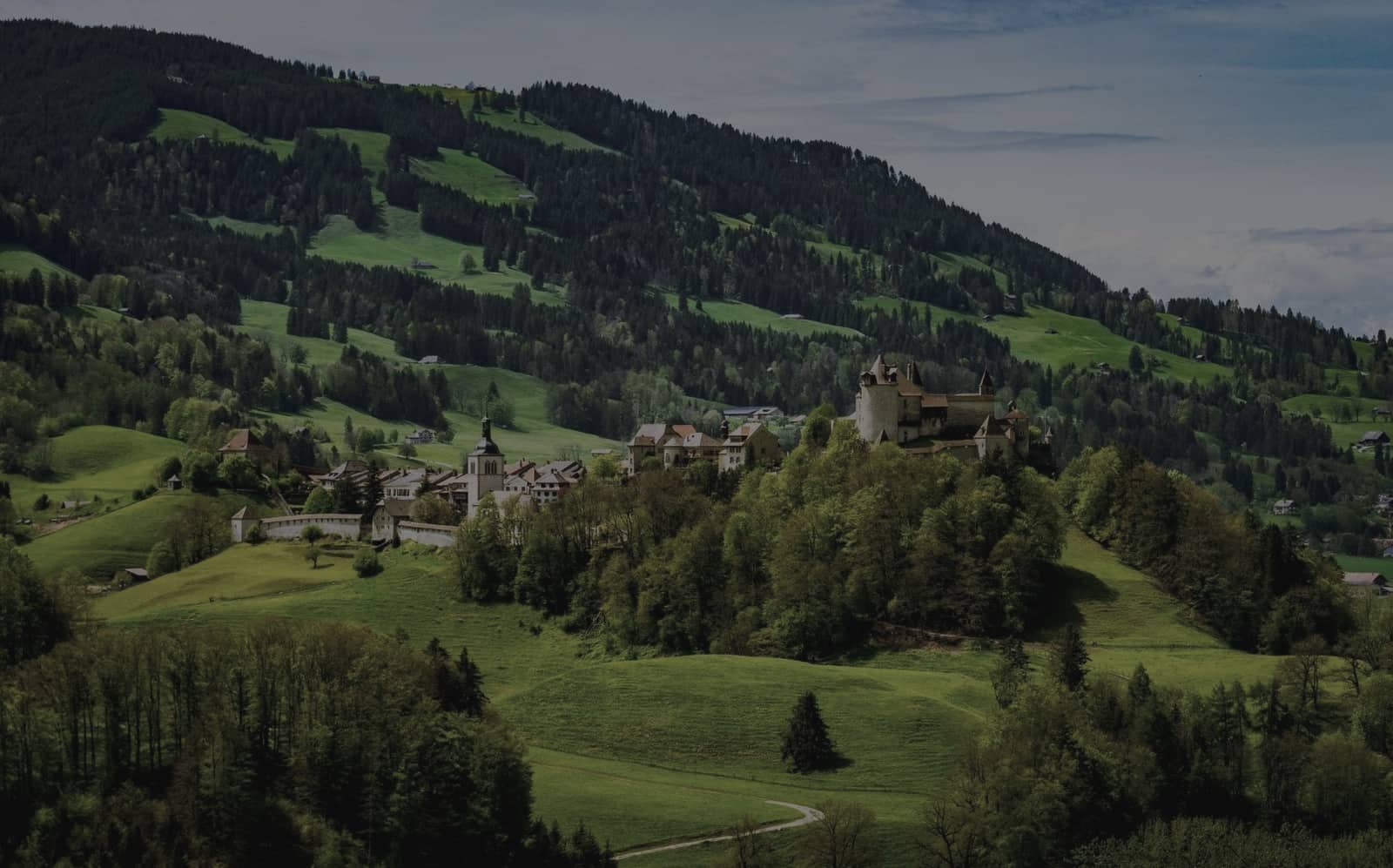 Le château de Gruyères et les collines du canton de Fribourg, à quelques minutes de Bulle.