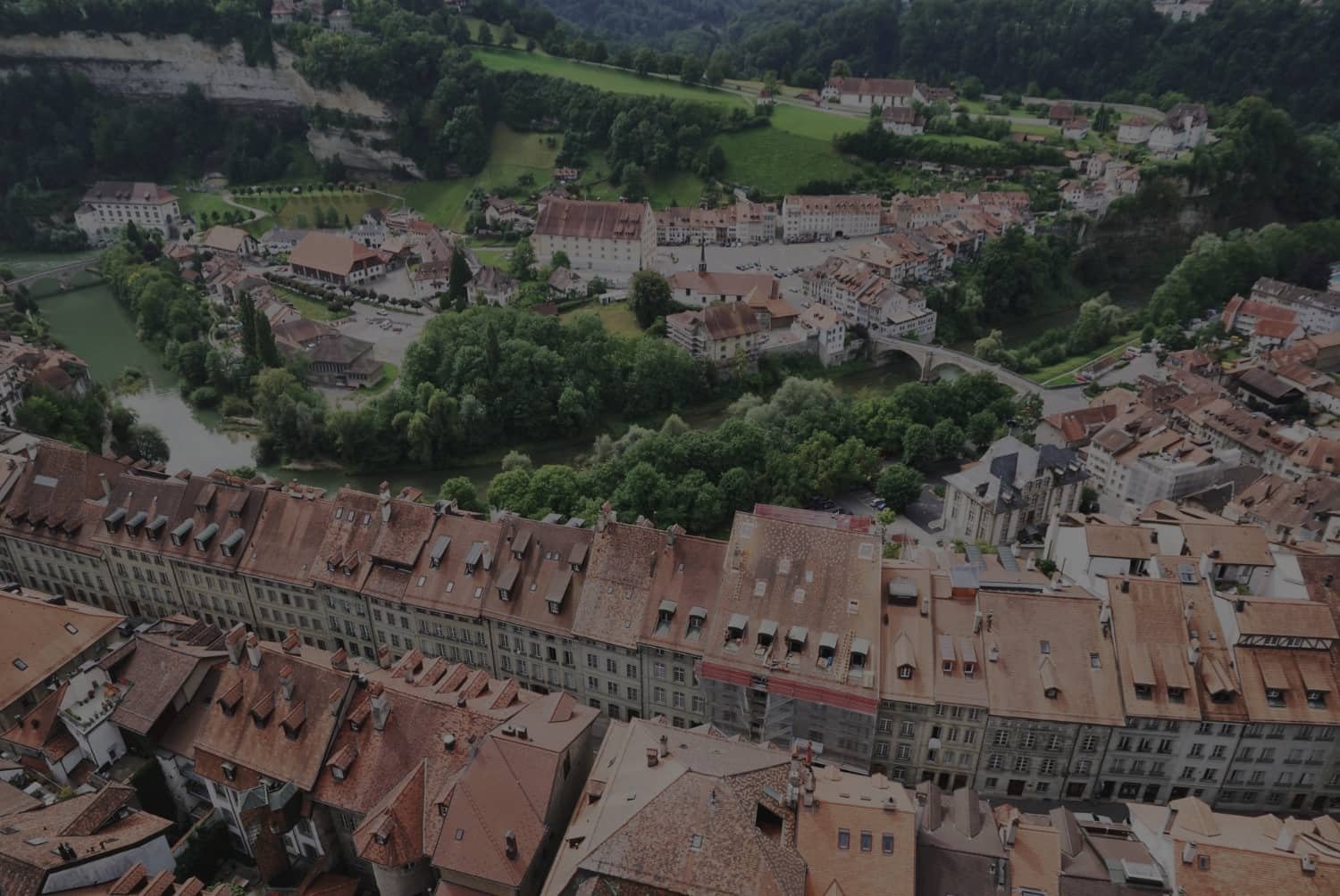 Vue aérienne de la vieille-ville de Fribourg et des toits du quartier de l’Auge.